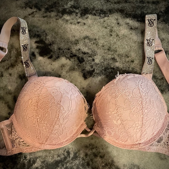 Bombshell Victoria’s Secret - Picture 1 of 1